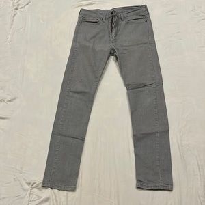 Men’s grey Levi’s jeans